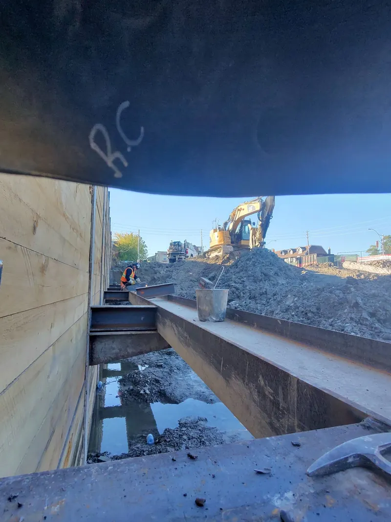 Stubbed-out steel waler connection accommodating later concrete formwork