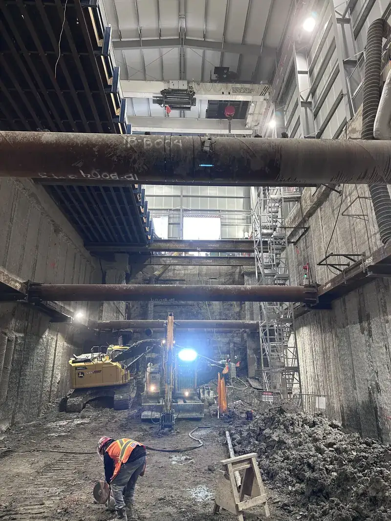 Excavation with steel pipe bracing and construction equipment